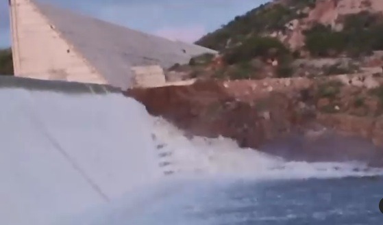 VÍDEO: Barragem de Oiticica começa a sangrar no RN; ASSISTA