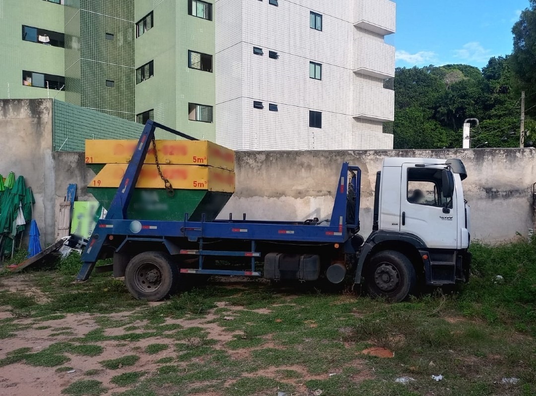 Caminhão é apreendido por descarte ilegal de resíduos em área pública na zona Oeste de Natal