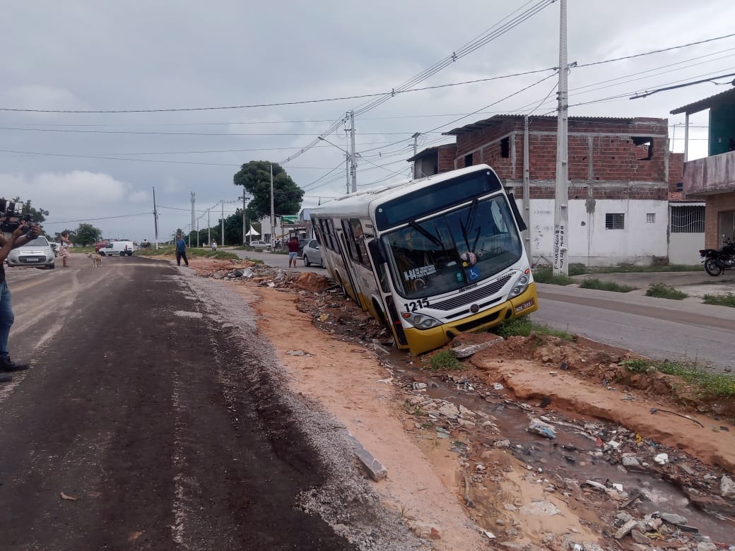 Ônibus cai em buraco na Zona Norte de Natal; oito pessoas estavam no veículo