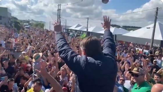 VÍDEO: Bolsonaro é recebido por multidão em evento no RS; ASSISTA
