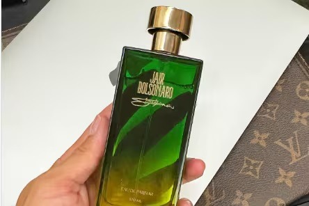 Bolsonaro assina linha de perfumes com maquiador de Michelle
