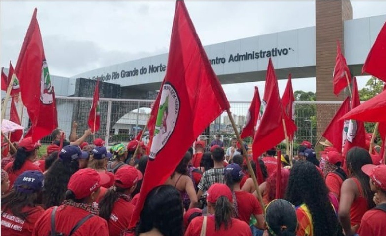 MST invade Centro Administrativo do Estado e cobra reforma agrária