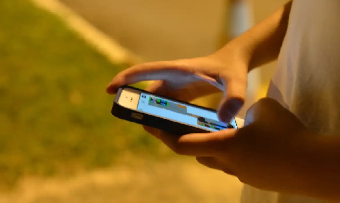 Dormir perto de iPhone em carregamento é perigoso, alerta Apple