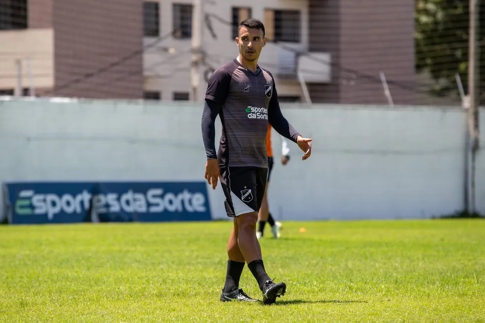 ABC acerta retorno de volante que defendeu a equipe na temporada passada