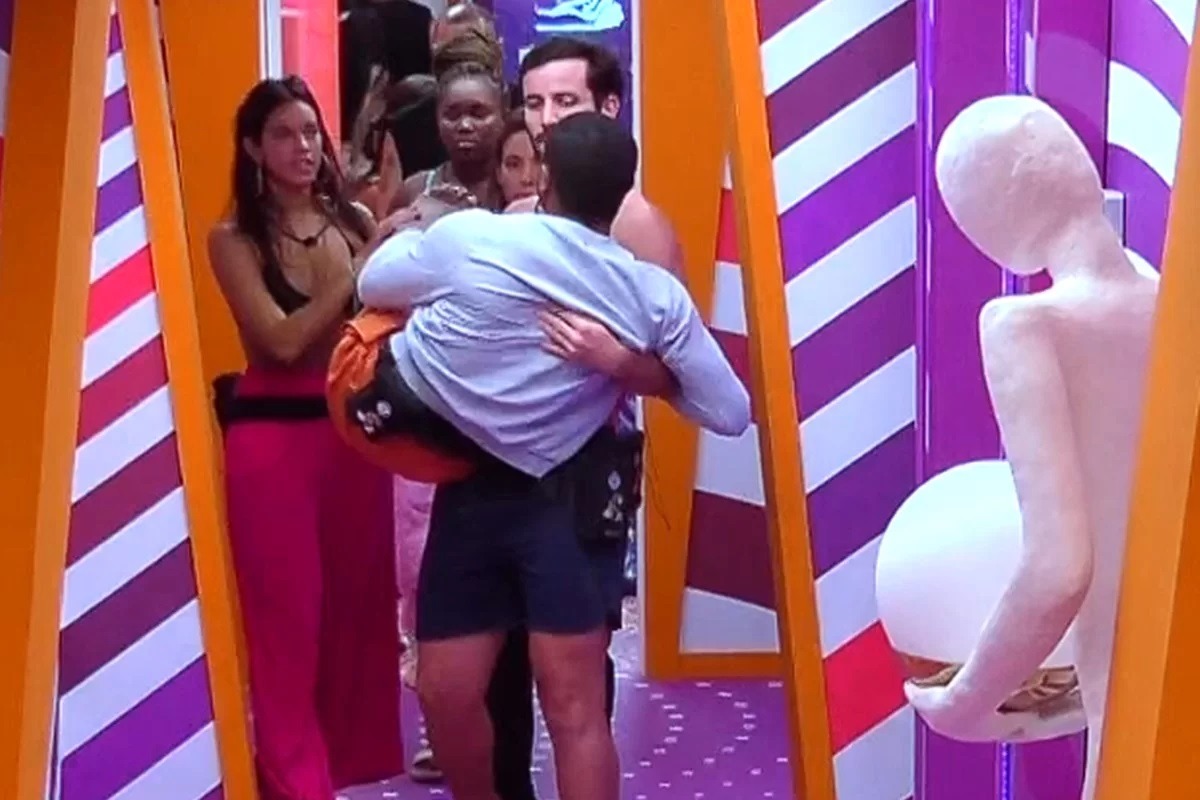 (VÍDEO) BBB 24: Davi passa mal e precisa ser carregado pelos brothers
