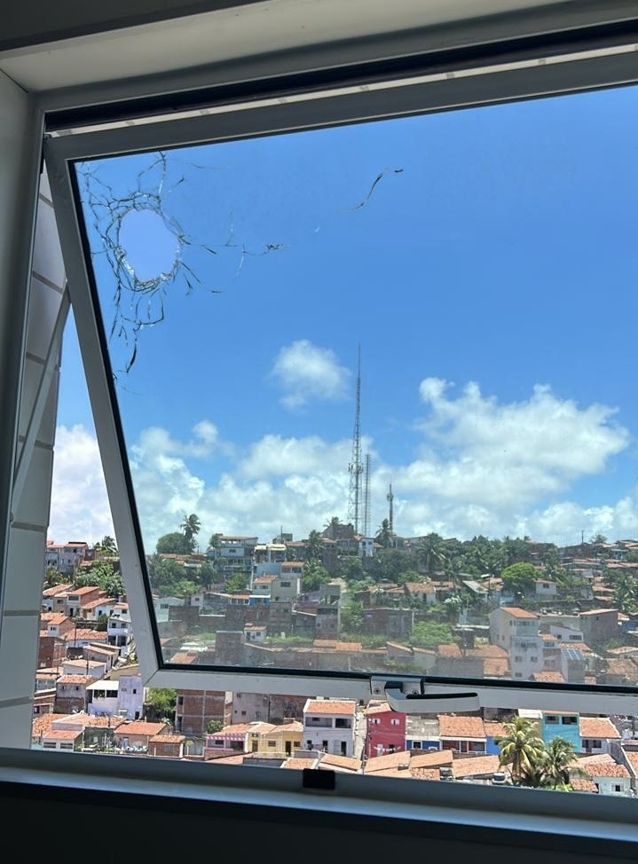 Cinco apartamentos de prédio em Areia Preta foram atingidos por tiros