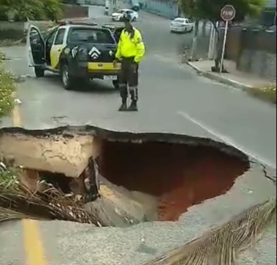 Cratera se abre após vazamento na Cidade Alta e STTU isola área