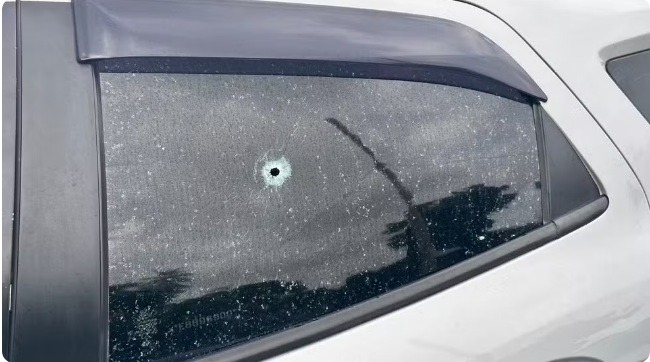 Assaltante atira em carro de transporte por aplicativo, rouba outro veículo e é preso dentro de guarda-roupa em Natal