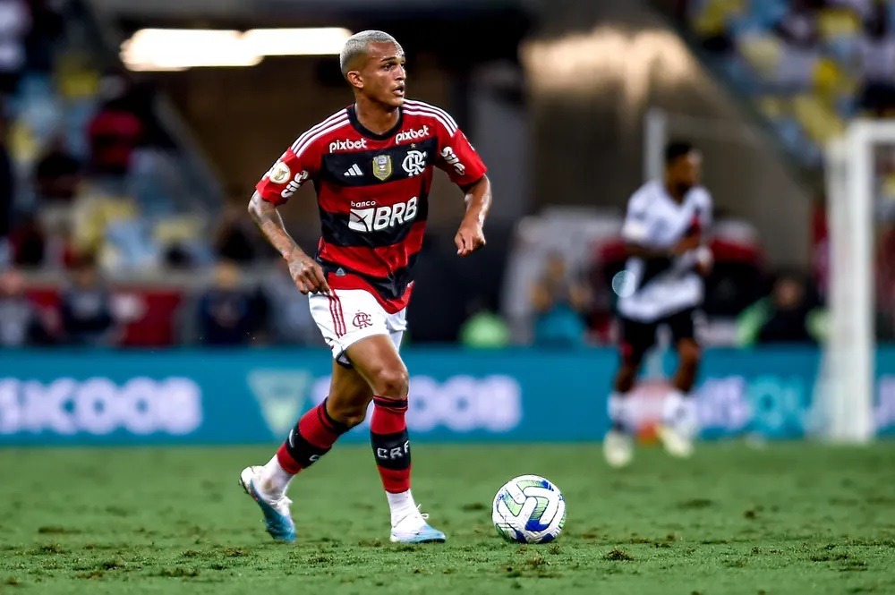 Jogador do Flamengo é acusado de agressão e ameaça a homem em quiosque na Barra
