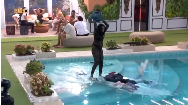 [VÍDEO] BBB 24: Após treta, Leidy joga as roupas de Davi na piscina