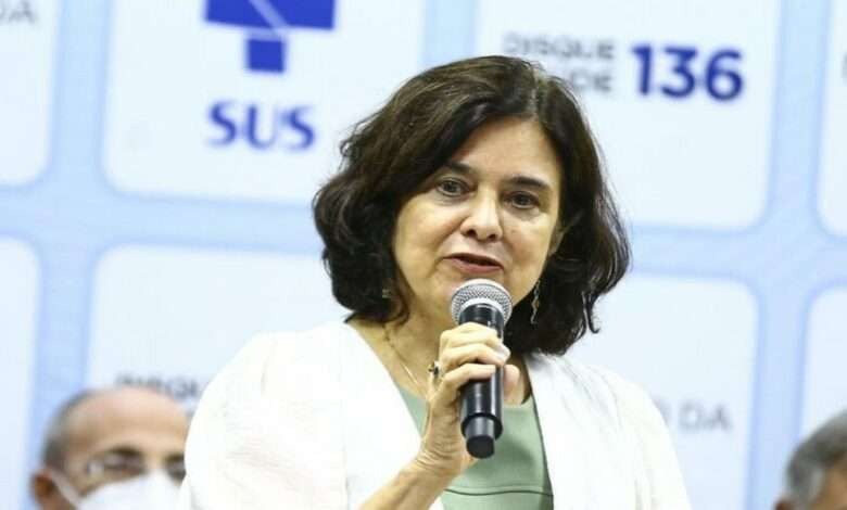 Senadores denunciam ministra da Saúde por 150 mil medicamentos descartados
