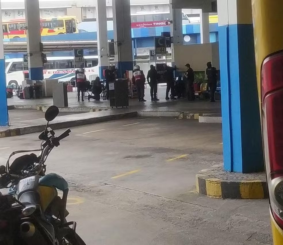 Homem faz 18 reféns em sequestro a ônibus no Rio de Janeiro