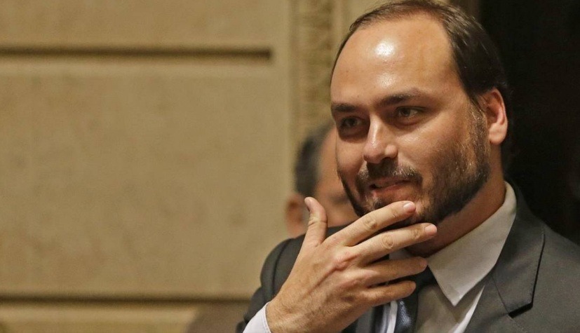 Carlos Bolsonaro registra B.O. por “ameaça de morte”