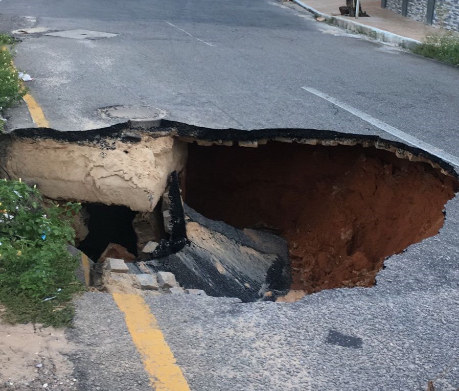 Caern ainda trabalha em cratera e abastecimento em 10 bairros da zona Leste só deve normalizar em 3 dias