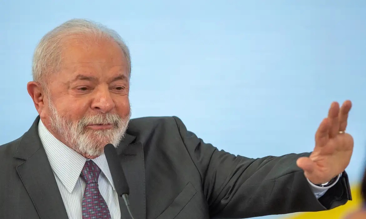 Com profissão, mulher pode comprar batom e calcinha, diz Lula