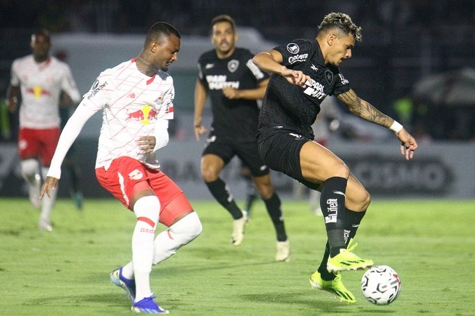 VÍDEO: Botafogo leva sufoco, se segura com um a menos e avança na Libertadores; veja melhores momentos