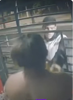 VÍDEO: Assaltante pede calma a vítima e sacola para cerveja de clientes de conveniência em Parnamirim