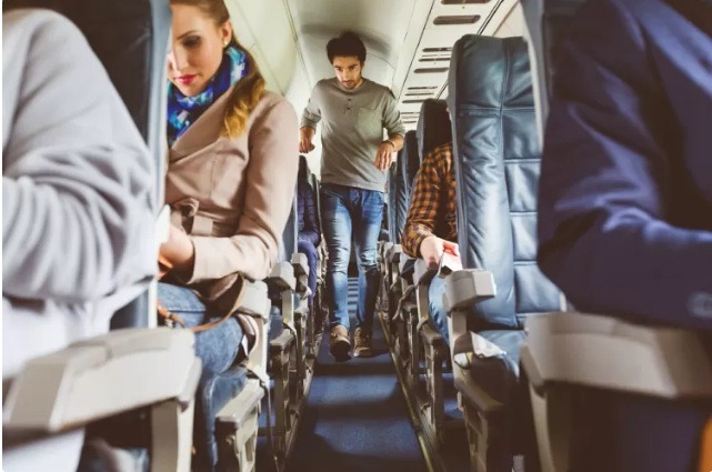 Mulher morre em voo: por que risco de embolia pulmonar aumenta em avião?