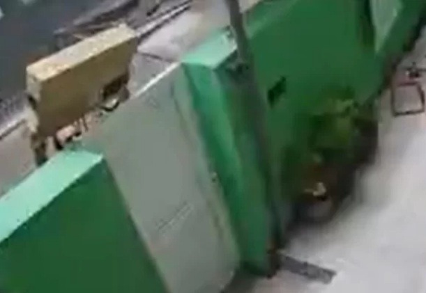 VÍDEO: Entregador não encontra ninguém em casa e arremessa TV por cima de portão; ASSISTA