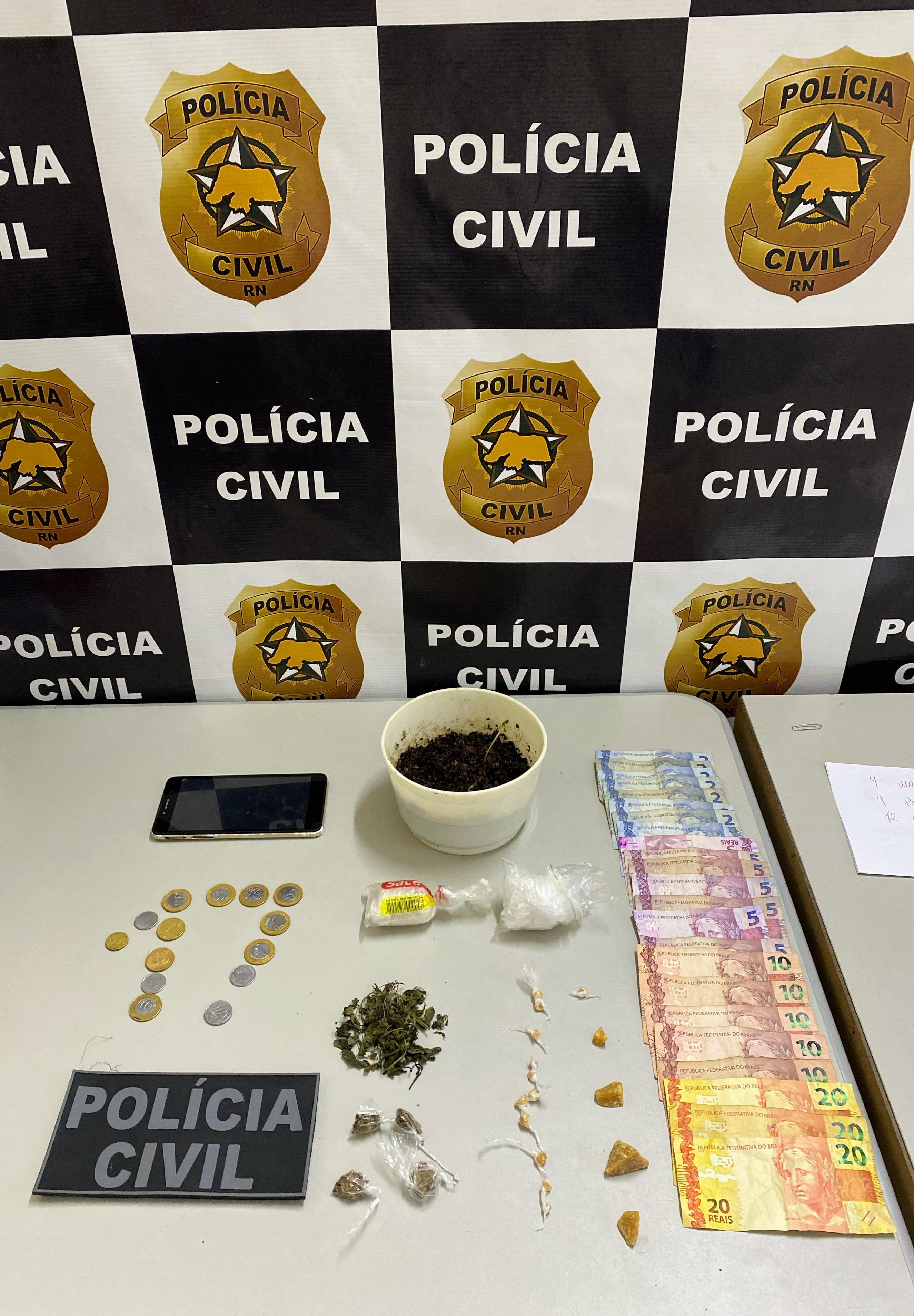 Polícia Civil prende casal em flagrante por tráfico de drogas em Parnamirim