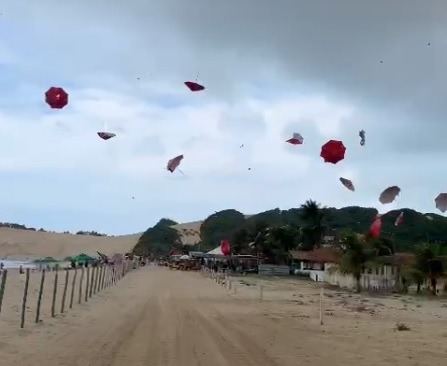 VÍDEO: Banhistas de Genipabu são surpreendidos por forte ventania nesta sexta-feira