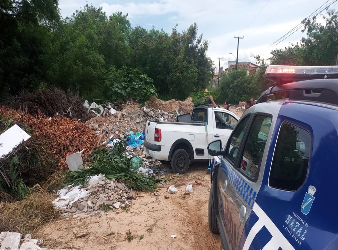 Veículo é apreendido por descarte irregular de resíduos em zona de proteção ambiental em Natal