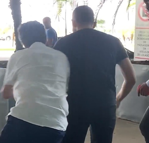VÍDEO: Deputado Fernando Mineiro agride pré-candidato do MBL na chegada de Gleisi Hoffman ao RN; caso vai parar na Polícia;...