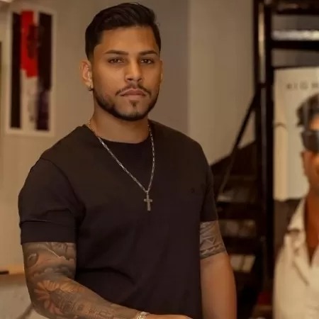 Empresário é assassinado com mais de dez tiros em carro de luxo