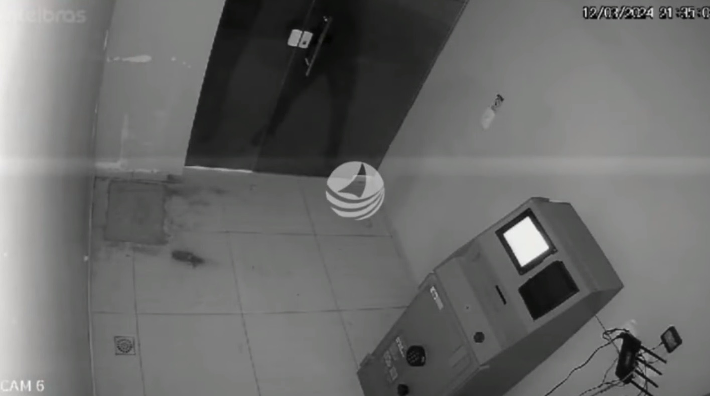 VÍDEO: Câmera de segurança registra momento em que criminosos invadem posto de gasolina para roubar cofre na Grande Natal