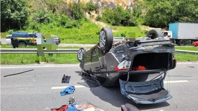 Motorista foge de blitz, capota carro e R$ 20 mil são achados no veículo