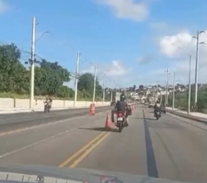 VÍDEO: Motociclista chuta e derruba cones de faixa reversível da avenida Felizardo Moura