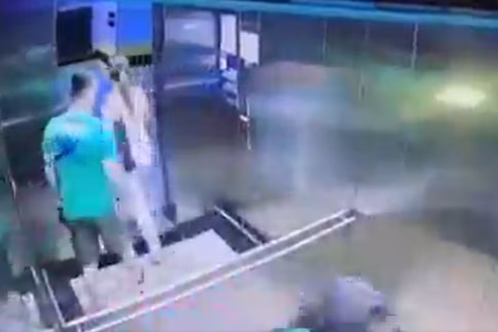VÍDEO: Homem importuna nutricionista em elevador de prédio comercial