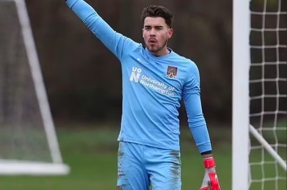 Goleiro sofre quatro gols na estreia, acerta cabeçada em torcedor e é demitido