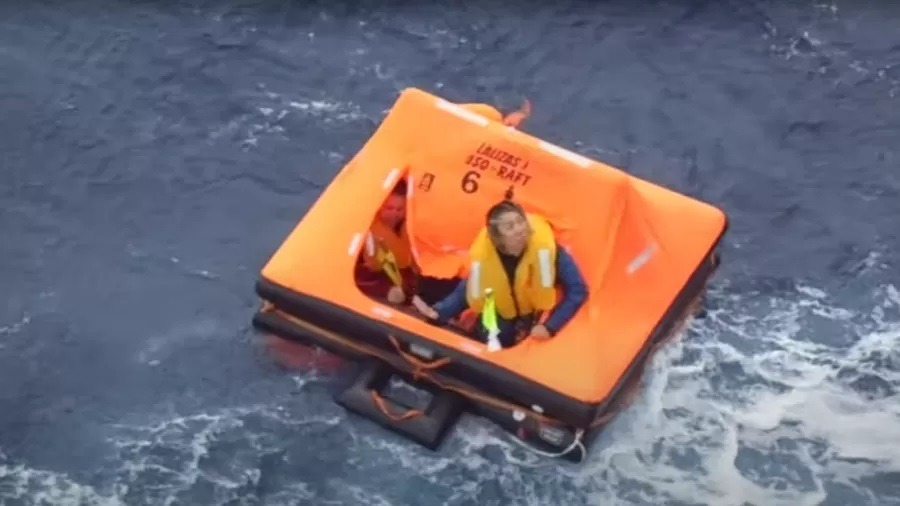 VÍDEO: Brasileiro é resgatado em alto-mar após naufrágio e morte de capitão