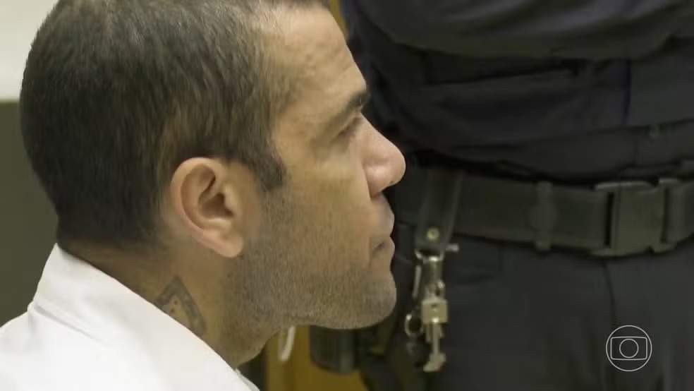 Justiça da Espanha decide dar liberdade condicional a Daniel Alves