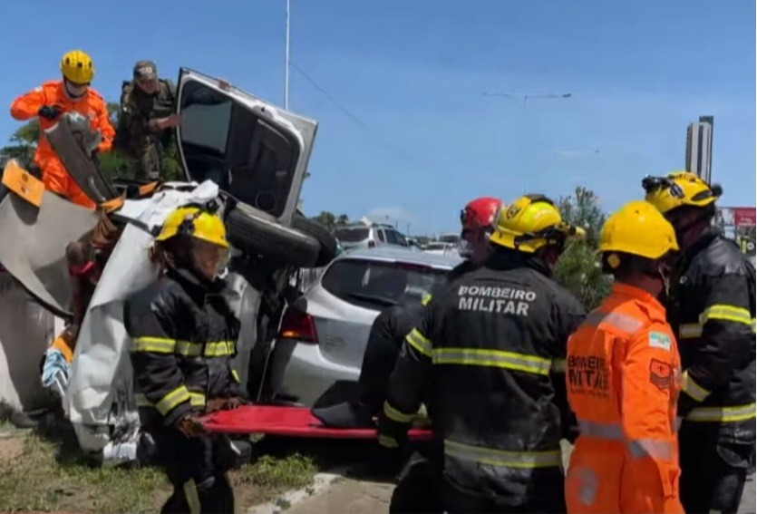 Mulher passa mal ao volante e causa acidente na BR-101