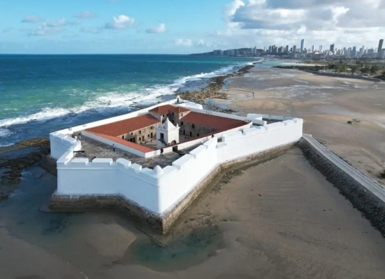 Turistas são espancados durante assalto próximo ao Forte dos Reis Magos