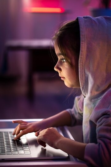 Pais devem ficar atentos ao cyberbullying: adolescentes podem ser vítimas ou agressores na internet​