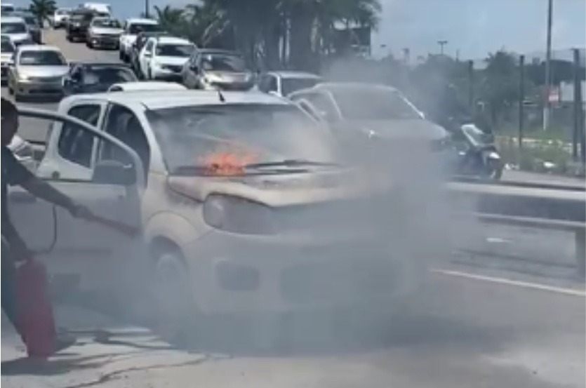 VÍDEO: Carro pega fogo próximo à Arena das Dunas
