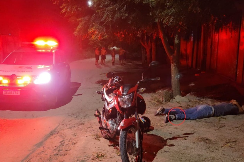 Homem com tornozeleira é preso com arma de fogo após roubar moto na Grande Natal