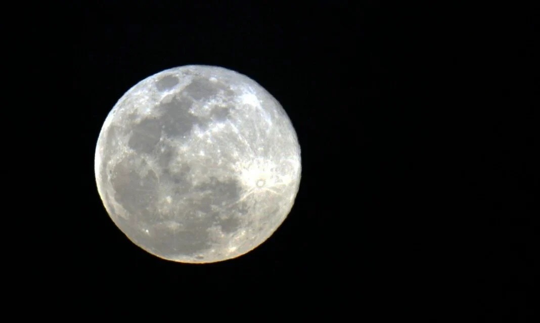 Saiba como acompanhar o eclipse da lua desta segunda-feira (25)