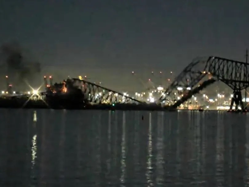 IMAGENS IMPRESSIONANTES: Navio derruba ponte nos EUA e carros com pessoas caem na água; ASSISTA