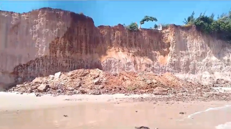 VÍDEO: Parte de falésia desaba na praia de Tabatinga; ASSISTA