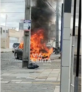 VÍDEO: Carro pega fogo na Grande Natal