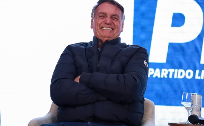 Mesmo inelegível, Bolsonaro aparece na frente de Lula em pesquisa