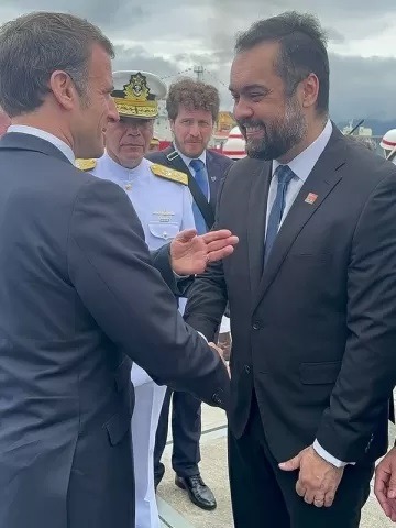 Castro 'corta' Lula de foto com Macron, mas mão do presidente aparece