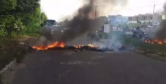 VÍDEO: Moradores protestam por morte de criança vítima de atropelamento na Olavo Montenegro