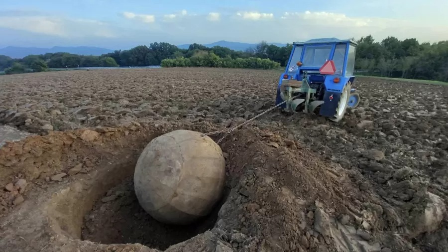 Pensou que era pedra: agricultor acha ninho de metralhadora da 2ª Guerra