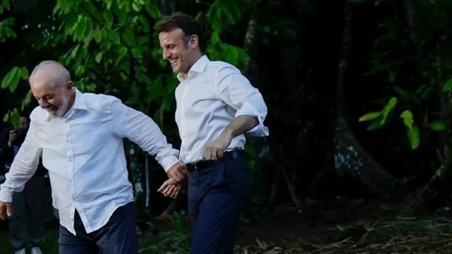 Macron publica meme sobre foto com Lula e diz que visita 'foi um casamento'