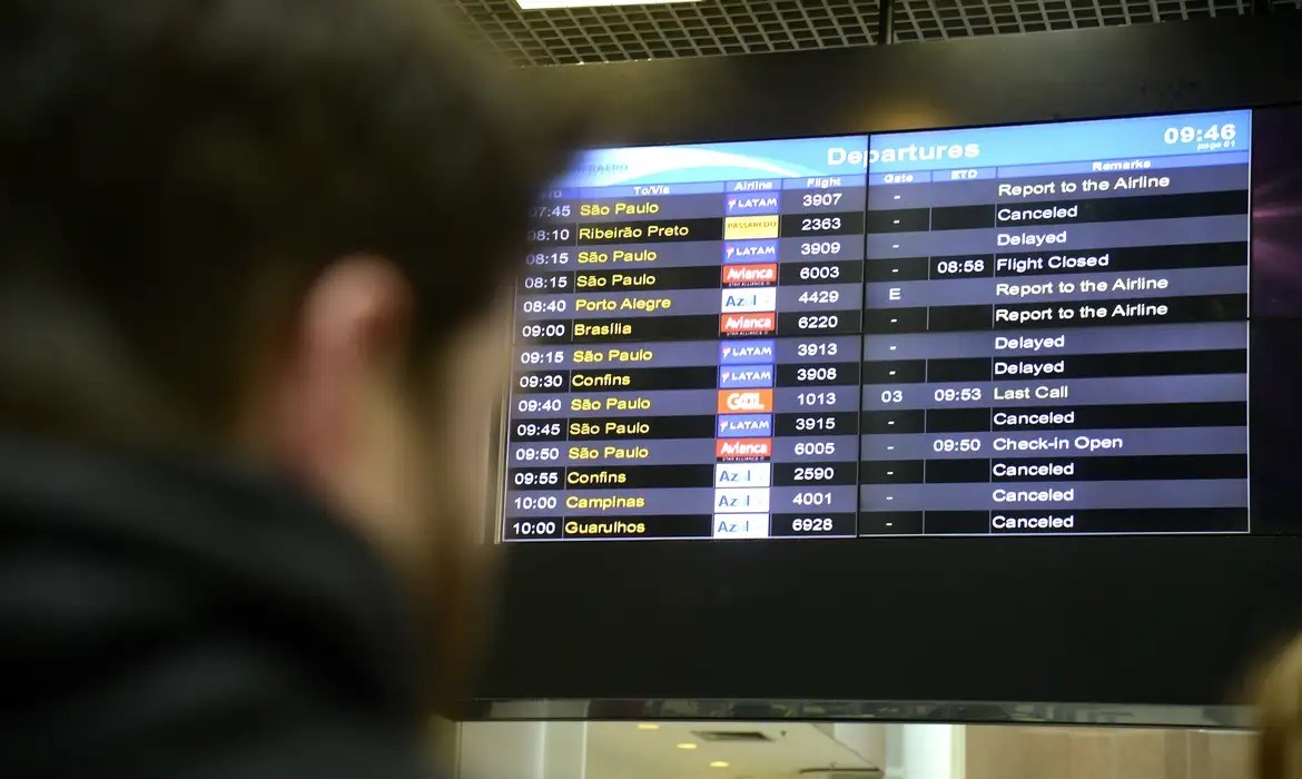 Passagem aérea pode ficar cinco vezes mais cara na véspera; quando comprar?